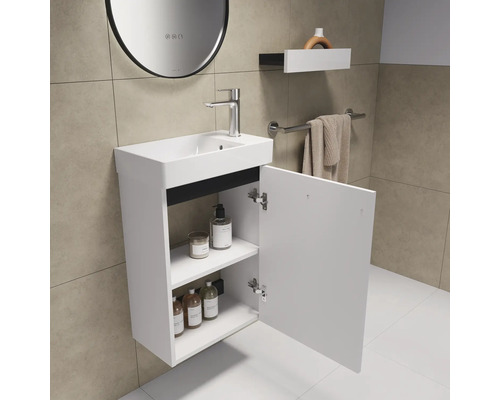 Waschtischunterschrank mit offenem Schrank, Waschbecken und Armatur im Badezimmer