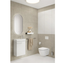 Helles Badezimmer mit Waschtisch, Spiegel, Toilette und Handtuchhalter