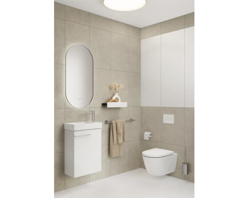 Helles Badezimmer mit Waschtisch, Spiegel, Toilette und Handtuchhalter
