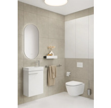 Modernes Badezimmer mit Waschtisch, Toilette, Spiegel und Fliesen