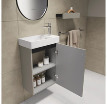 Badezimmer mit Waschbecken, Spiegel, Regal und Handtuchhalter