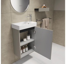 Badezimmer mit Waschbeckenunterschrank, Armatur, Spiegel und Handtuchhalter