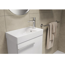 Helles Badezimmer mit Waschbeckenunterschrank, Armatur und Handtuchhalter