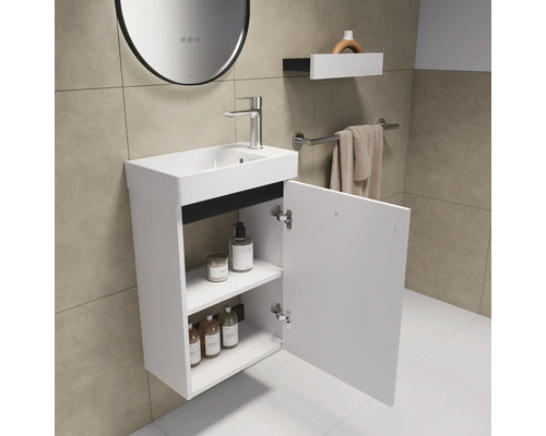 Badezimmer mit Waschbeckenunterschrank, Spiegel und Ablage