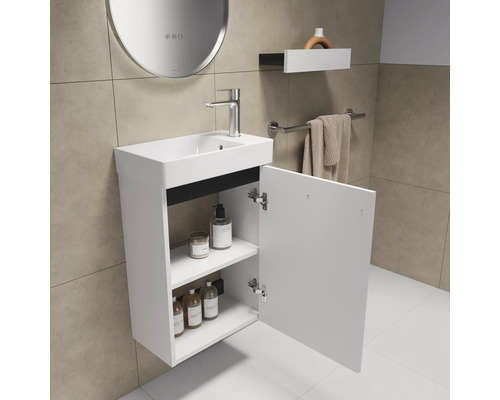 Modernes Badezimmer mit Waschbeckenunterschrank, Armatur, Spiegel und Ablage