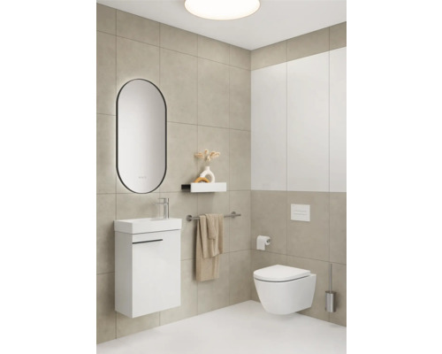 Modernes Badezimmer mit Waschbeckenunterschrank, Spiegel, Wandtoilette und Handtuchhalter