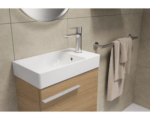 Badezimmerwaschtisch mit Armatur, Handtuch und Handtuchhalter