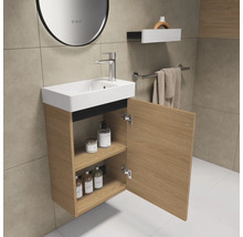 Badezimmer mit Waschbeckenunterschrank, Spiegel, Regal und Handtuchhalter