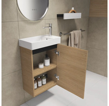 Badezimmer mit Waschtischunterschrank, Waschbecken, Spiegel und Ablage