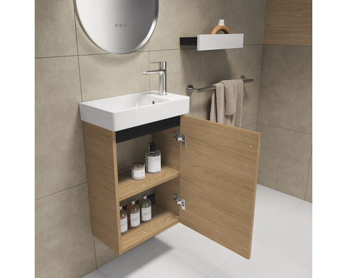 Badezimmer mit Waschtischunterschrank, Waschbecken, Spiegel und Ablage