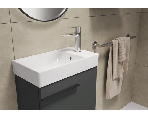 Badezimmer Waschbecken mit Unterschrank, Armatur und Handtuchhalter
