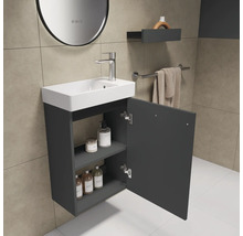 Badezimmer mit Waschbecken, Unterschrank, Regal und Handtuchhalter