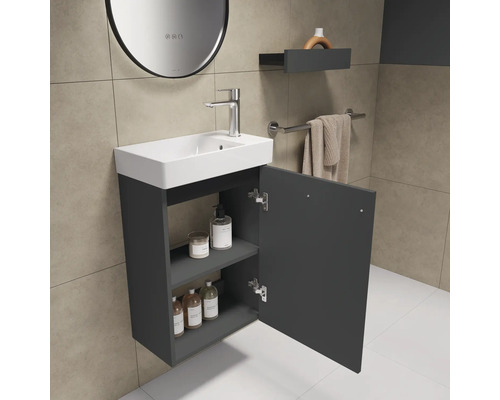 Badezimmer mit Waschbecken, Unterschrank, Regal und Handtuchhalter