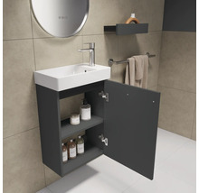 Badezimmer mit Waschbeckenunterschrank, Spiegel und Handtuchhalter