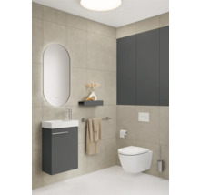 Modernes Badezimmer mit Waschtisch, Spiegel, Toilette und Fliesen