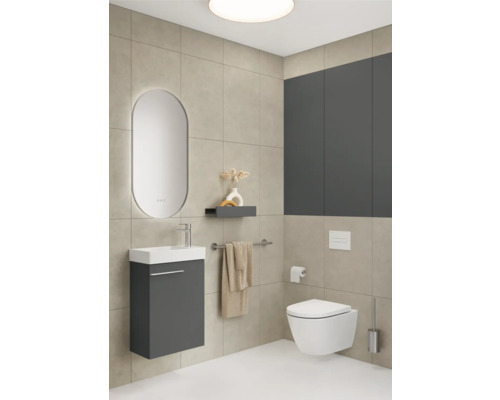 Modernes Badezimmer mit Waschtisch, Spiegel, Toilette und Fliesen