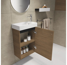 Badezimmer mit Waschbeckenunterschrank, offenem Schrank und Armatur