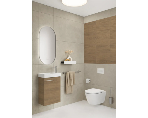 Helles Badezimmer mit Waschtisch, Spiegel, Toilette und Handtuchhalter