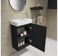 Badezimmer mit Waschbeckenunterschrank, offenem Schrank und Spiegel