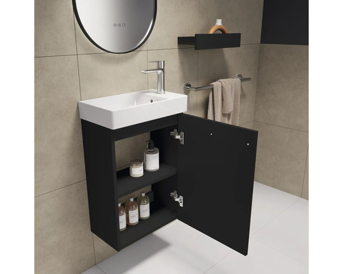 Badezimmer mit Waschbeckenunterschrank, offenem Schrank und Spiegel