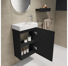 Badezimmer mit Waschbecken, Unterschrank mit offener Tür, Regal und Spiegel