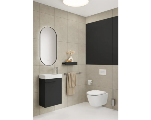 Modernes Badezimmer mit Waschtisch, Spiegel, Toilette und Aufbewahrung