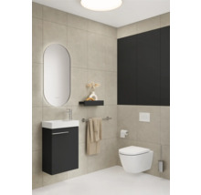 Helles Badezimmer mit Waschbeckenunterschrank, Spiegel, Toilette und Accessoires