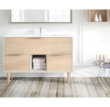 Badezimmer mit Waschtischunterschrank, Spiegel und Dekoration