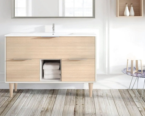 Badezimmer mit Waschtischunterschrank, Spiegel und Dekoration