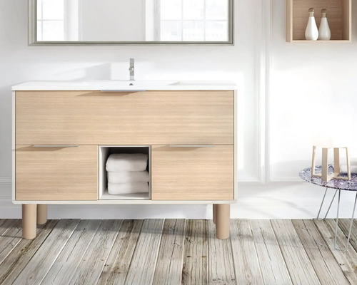 Badezimmer mit Waschtischunterschrank, Spiegel und Dekoration auf Tisch