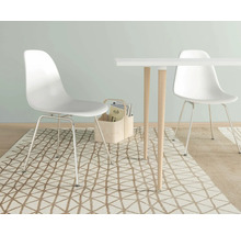 Esszimmer mit Tisch, Stühlen und Teppich im modernen Design.