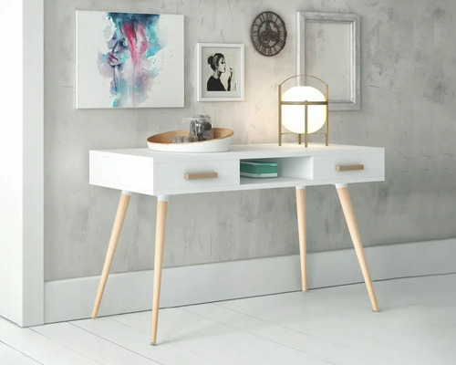 Weißer Schreibtisch mit Holzbeinen, Schubladen und Ablagefach unter Kunst, Uhr und Lampe