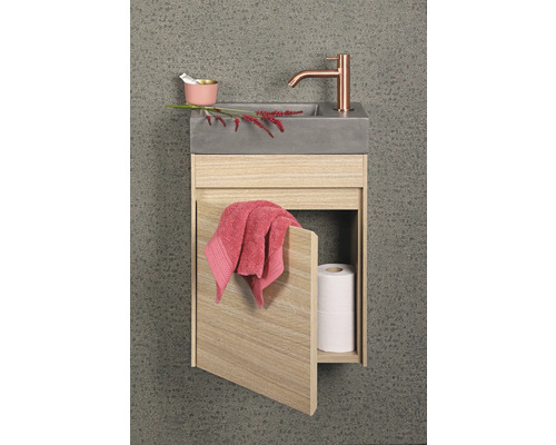 Waschtischkombination mit Betonwaschbecken, Armatur, Handtuch und offenem Schrankfach mit Toilettenpapier