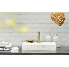 Modernes Badezimmer mit Marmorwaschbecken, goldener Armatur und Seifenschale