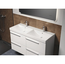 Waschtisch mit zwei Waschbecken, Armaturen und Schubladen im Badezimmer