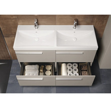 Waschtisch mit zwei Becken, Armaturen und offenen Schubladen mit Handtüchern und Toilettenpapier