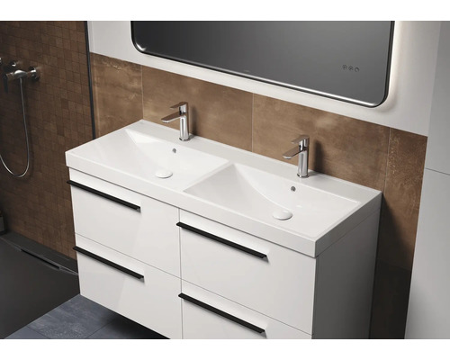 Doppelwaschtisch mit Unterschrank, zwei Becken, Armaturen und Spiegel für das Badezimmer