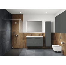 Modernes Badezimmer mit Dusche, Doppelwaschtisch, Spiegel und Toilette.
