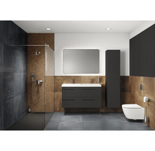 Modernes Badezimmer mit Dusche, Waschtisch, Spiegel und Toilette