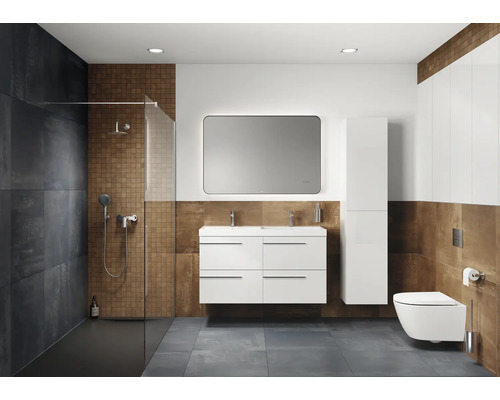 Modernes Badezimmer mit Dusche, Waschbecken, Spiegel, Hochschrank und Toilette.