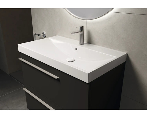 Waschtischunterschrank mit Waschbecken und Armatur im Badezimmer.