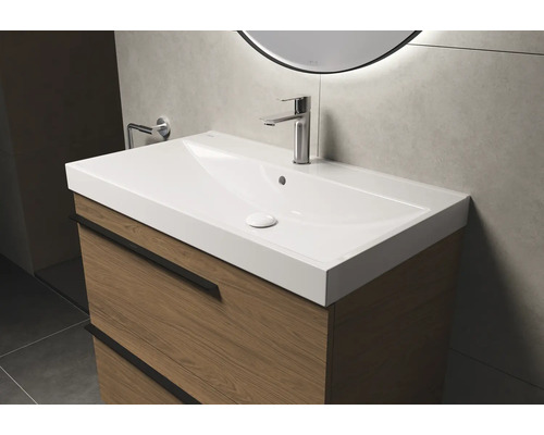 Waschtischunterschrank mit Waschtisch und Armatur im Badezimmer