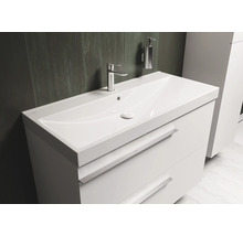 Waschbeckenunterschrank mit Becken, Armatur und Seifenspender im Badezimmer