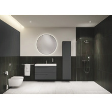 Modernes Badezimmer mit Toilette, Waschtisch, Spiegel und Dusche.