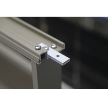 Detailaufnahme einer Aluminiumprofilschiene mit Befestigungslasche und Schrauben
