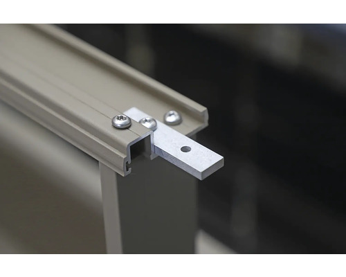 Detailaufnahme einer Aluminiumprofilschiene mit Befestigungslasche und Schrauben