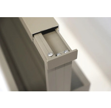 Detailaufnahme eines Rollos mit Schrauben