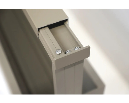 Detailaufnahme eines Rollos mit Schrauben