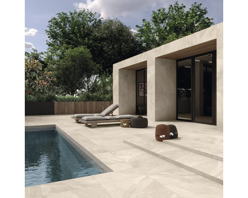 Außenbereich mit Pool, Terrasse mit Fliesen und Gartenmöbeln