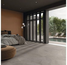 Schlafzimmer mit Fliesenboden und Zugang zum Poolbereich